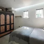 Parea Living - Spacious North London House With Big Garden