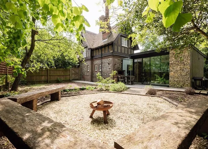 Parea Living - Spacious North London House With Big Garden