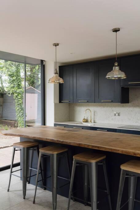Parea Living - Spacious North House With Big Garden Apartment London