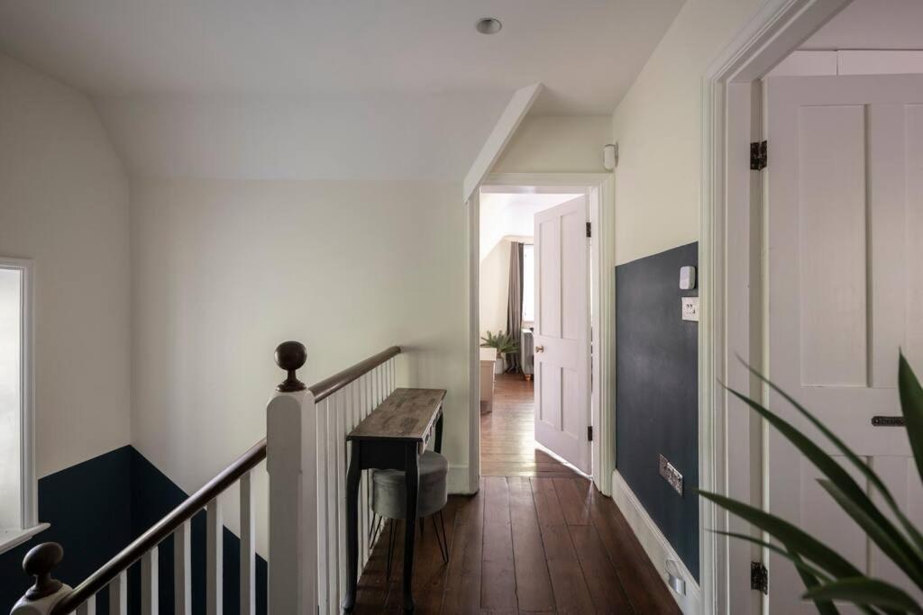 Parea Living - Spacious North House With Big Garden *