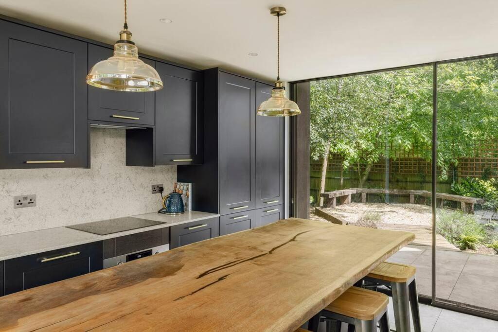 Parea Living - Spacious North House With Big Garden London
