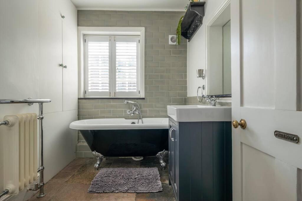 Parea Living - Spacious North House With Big Garden * London