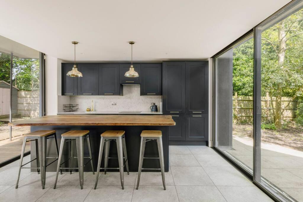 Parea Living - Spacious North House With Big Garden London