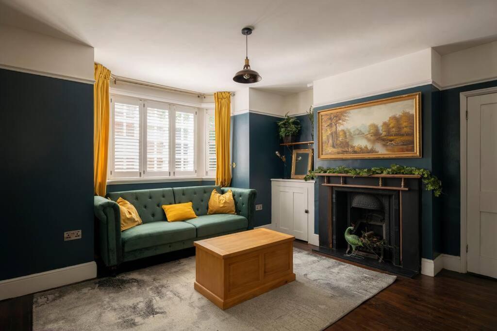 Parea Living - Spacious North House With Big Garden
