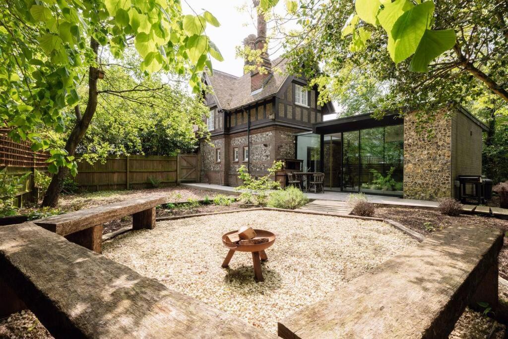 Parea Living - Spacious North House With Big Garden London